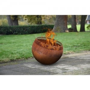 Rozsdásított felületű gömb alakú tűzrakó, lézervágott mintával