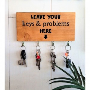 Leave Your Keys barna fa kulcstartó